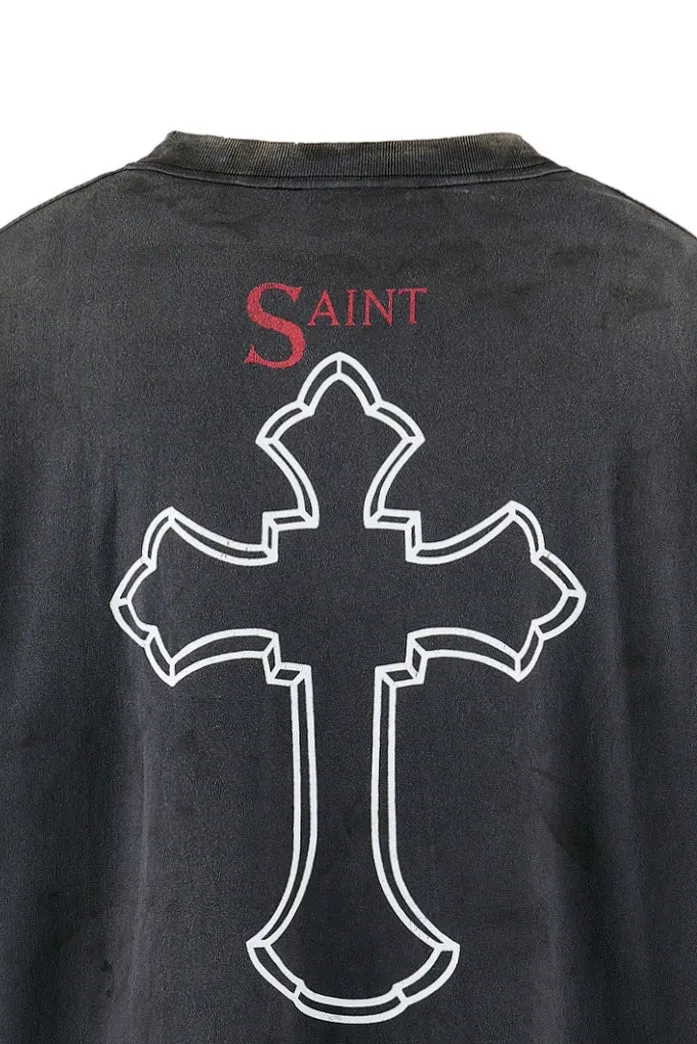 SAINT Mxxxxxx × 2PAC 2PC_SS TEE/2PAC/BLK 2PAC co-branded model 2PAC character TEE washed black S-XL A blockbuster co-branded project by the legendary hip-hop artist 2PAC The printing part refers to the iconic graphics on the cover of 2PAC's albums "R U Still Down" and "Shakur" The entire garment is rewashed and distressed/holes processed Printing cracked effect The ceiling of New Vintage 2PAC powder is a must-have